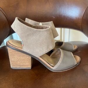 Toms Majorca Suede Block Sandals Women’s size 8 Block Heel Ankle Support Taupe
